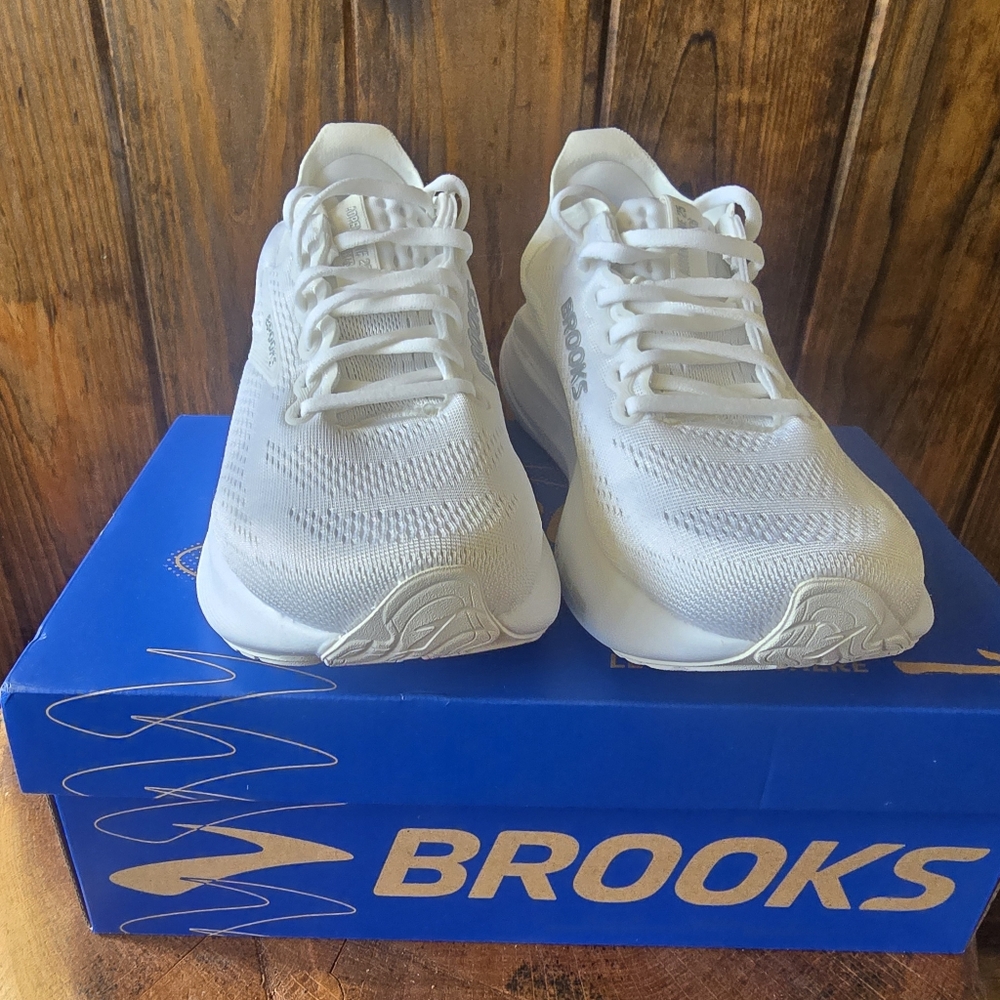 Women's Brooks Adrenaline 25 Size 7.5 Medium